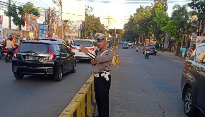 Unit Lantas Polsek Kiaracondong Polrestabes Bandung Laksanakan Pengawasan dan Pengaturan Lalulintas di Pagi Hari