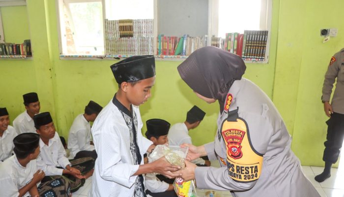 Polisi Bagikan Ribuan Paket Makanan Sehat Gratis Kepada Santri