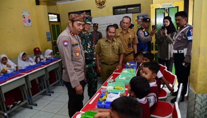 Kasat Binmas Polrestabes Bandung Monitoring Pendistribusian Makanan Bergizi di SD Saluyu, Babakan Ciparay