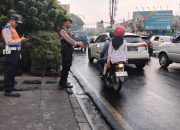 Personel Sabhara Melaksanakan Pelayanan Masyarkat Penganturan Arus Lalu Lintas Sore Hari