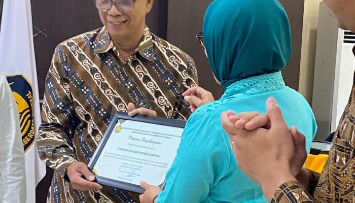 *Kembali Pemkab Bandung Raih Penghargaan Tingkat Nasional Atas Keberhasilan Penerapan Regulasi Terkait Bonus Produksi Panas Bumi*