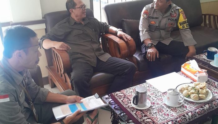 Berikan Pesan Kamtibmas, Bhabinkamtibmas Polsek Antapani Sambangi Ketua RW 04