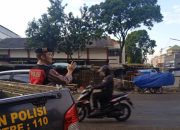 Bantu Masyarakat Pengguna Jalan Jajaran QR Samapta Polsek Andir Lakukan Pelayanan Pagi Dengan Pengaturan Arus Lalin di Beberapa Titik Rawan Macet