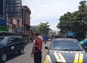 Bantu Urai Kemacetan Siang Hari Personel QR Unit Samapta Polsek Andir Lakukan Pengaturan dan Rekayasa Lalulintas