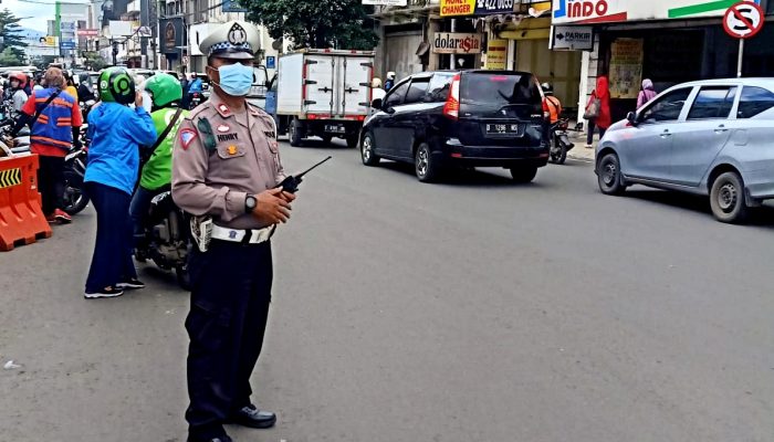 Cipta Ketertiban dan Kelancaran Arus Lalulintas Siang, Unit Lantas Polsek Astanaanyar Gelar Pengaturan Lalulintas