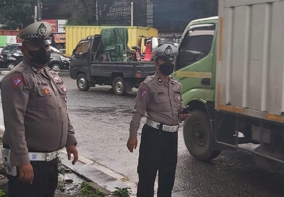 Anggota Lantas Polsek Bandung Kidul Gelar Pengaturan Lalu lintas Pasca Turun hujan di Jalan Terusan Buah Batu