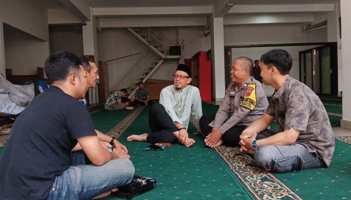 Sambang Door To Door, Bhabinkamtibmas Polsek Bandung Kidul Tingkatkan Silaturahmi Dengan Masyarakat Sekitar