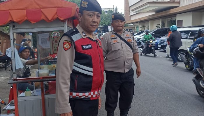 Jaga Keamanan dan Ketertiban Arus Lalulintas Siang, Personil Unit Samapta Polsek Astanaanyar Laksanakan Kegiatan Penjagaan dan Pengaturan Lalulintas