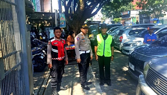 Pastikan Kegiatan Ibadah Berjalan Aman Kondusif, Personil Polsek Astanaanyar Laksanakan Monitoring dan Pengamanan Di Gereja