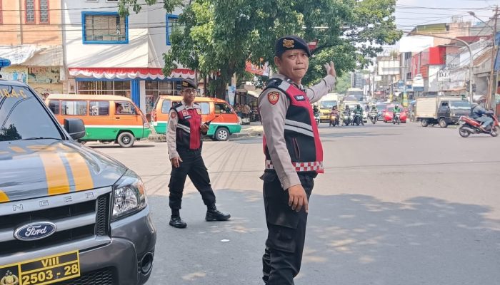 Personil Unit Samapta Polsek Astanaanyar Laksanakan Giat Yanmas Siang Penjagaan dan Pengaturan Lalulintas