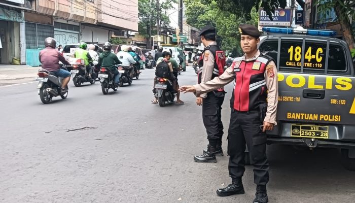 Laksanakan Gatur Lalulintas Sore, Personil Unit Samapta Polsek Astanaanyar Antisipasi Gangguan Kamseltibcarlantas