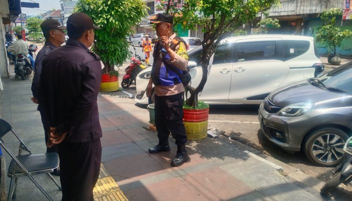 Sambang Daerah Pertokoan, Bhabinkamtibmas Polsek Astanaanyar Sampaikan Himbauan Kamtibmas Kepada Satpam