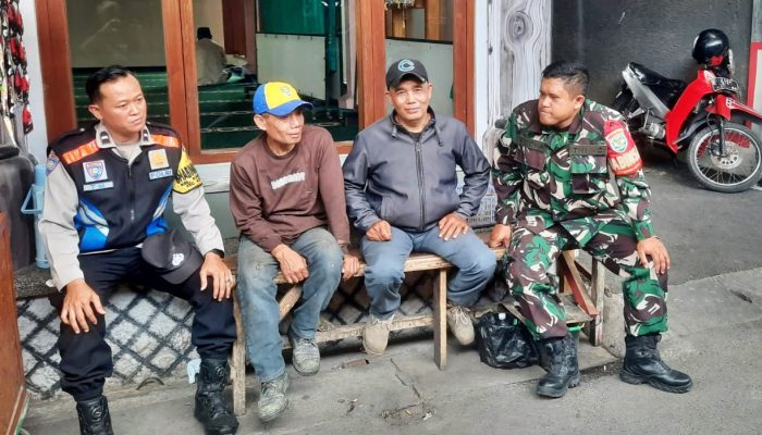 Sinergitas TNI-Polri, Bhabinkamtibmas Polsek Astanaanyar Bersama Babinsa Laksanakan Sambang Di Wilayah Binaan