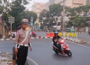 Polsek Cicendo Polrestabes Bandung Laksanakan Pelayanan dengan Pengaturan lalu lintas di Pos Istana Plaza