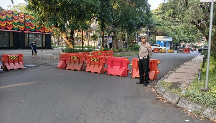 Gatur Lantas Personil Unit Lantas Polsek Sukajadi di Sore Hari Guna Ciptakan Lalin Aman dan Lancar