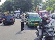 Jajaran Unit Lalulintas Polsek Sukasari Lakukan Giat Pengaturan Arus Lalulintas Siang Hari