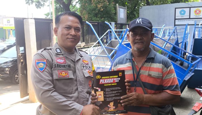 Bhabinkamtibmas Polsek Bandung Kidul Bagikan Brosur Himbauan Kamtibmas untuk Pilkada Damai