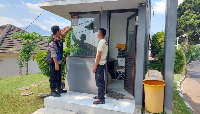 Bhabin Polsek Ujungberung giat patroli dialogis dengan satpam perum Cilengkrang Rw 14 Kel. Pasanggrahan Kec. Ujungberung Kota Bandung