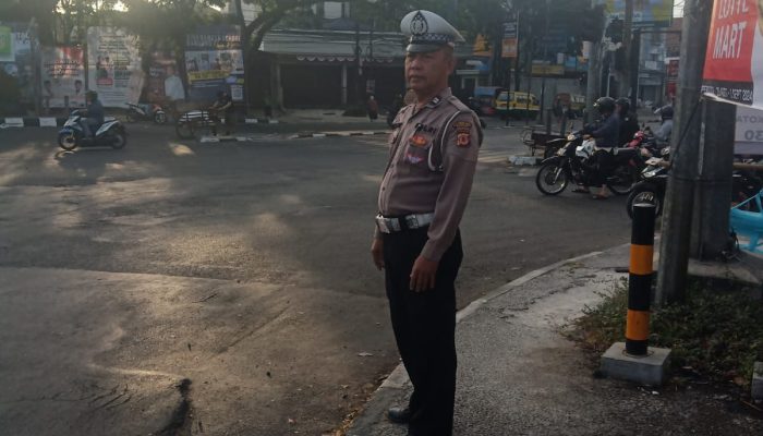 Wujudkan Kamseltibcarlantas Personel Polsek Bojongloa Kaler Lakukan Pengaturan dan Bantu Sebrangkan Warga