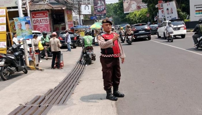 Personel Unit Patroli Samapta Polsek Cidadap Antisipasi Rawan Siang Gelar Pengaturan Arus Lalin