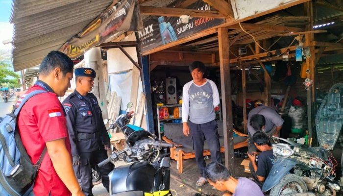 Anggota Kompirmasi 2 Batalyon  C Pelopor Amankan Situasi di  Lapangan Pelihara Harkamtibmas 