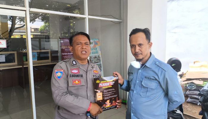 Bhabinkamtibmas Polsek Bandung Kidul Bagikan Brosur Ke Warga untuk Pilkada Damai