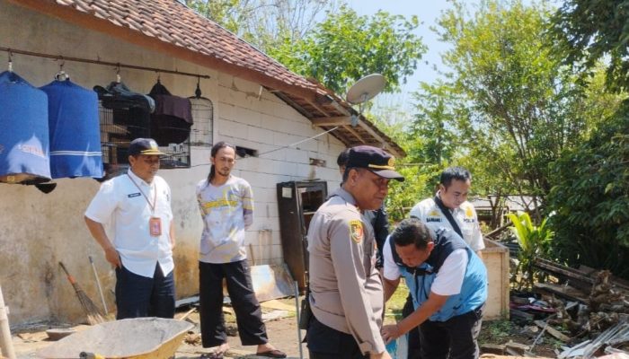 Polsek Cikelet Gelar Bakti Sosial Untuk Korban Kebakaran