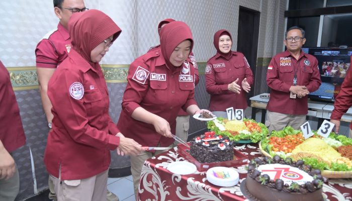 Bid Humas Polda Jabar Rayakan HUT Ke-73 Humas Polri Dengan Potong Tumpeng