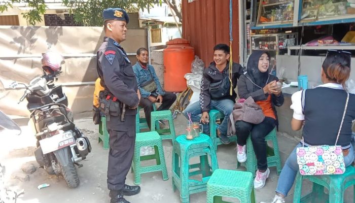 Patroli Brimob Jabar Sambangi Warga yang Sedang Berkumpul  Berikan Pesan Kamtibmas 