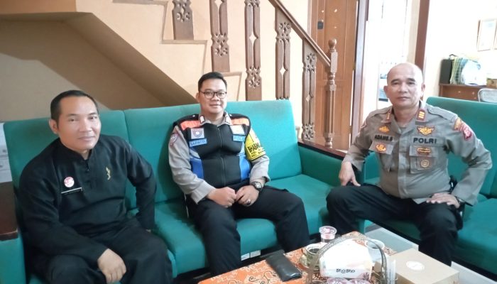 Jelang Pilkada 2024, Kanit Binmas Polsek Bandung Kidul dan Bhabinkamtibmas Kunjungi Kantor kelurahan kujangsari