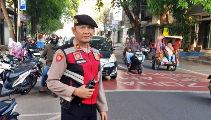 Antisipasi Kemacetan Arus Lalulintas Pagi, Unit Samapta Polsek Astanaanyar Gelar Kegiatan Penjagaan dan Pengaturan Lalulintas