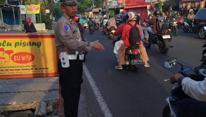 Kanit Lantas Polsek Antapani Pimpin Pengaturan Lalulintas Pagi Hari