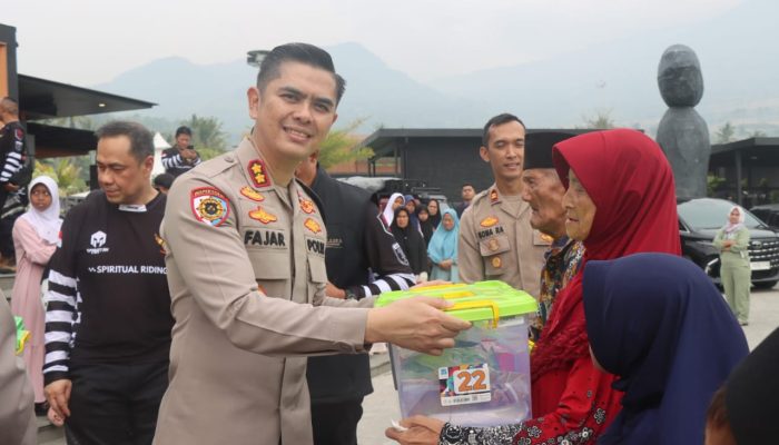 Kapolres Garut Bagikan Santunan Kepada Anak Yatim Dan Jompo Dalam Jumat Berbagi