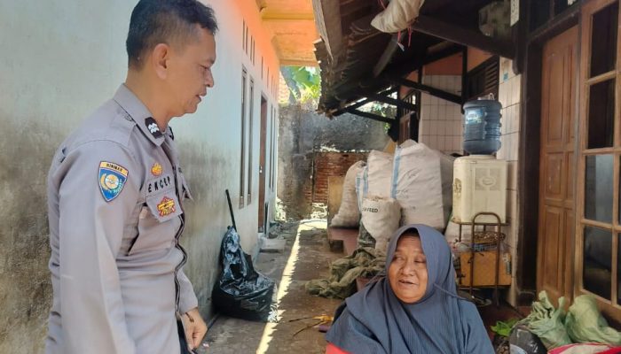 .Ciptakan Situasi Kondusif jelang Pilkada, Bhabinkamtibmas Polsek Bandung Kidul Sambangi Warga Lewat Door to door system