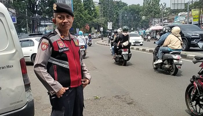 Personel Sabhara Melaksanakan Pelayanan Masyarkat Penganturan Arus Lalu Lintas Sore Hari