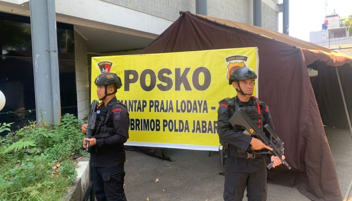Pengaman Ketat Kantor KPU dan Bawaslu Provinsi Jawa Barat Oleh Personil Brimob 