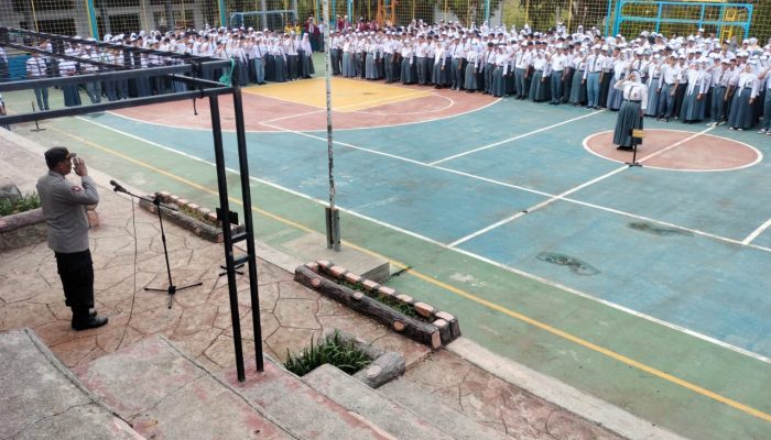 Kapolsek Pameungpeuk Pimpin Upacara Bendera Di SMAN 05 Garut