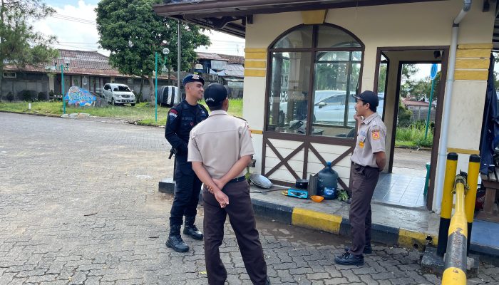 Anggota Brimob Jabar Sambangi Grapary Sindangjaya Cianjur di Cipanas Kab Cianjur 