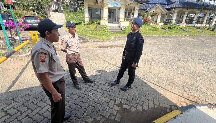 Anggota Brimob Jabar Sambangi Villa Lotus di Cipanas Kab Cianjur