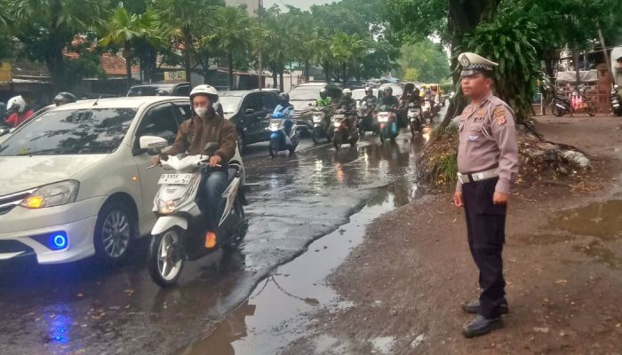 Minimalisir Gangguan Kamseltibcarlantas Sore, Unit Lantas Polsek Astananyar Gelar Gatur Lalulintas