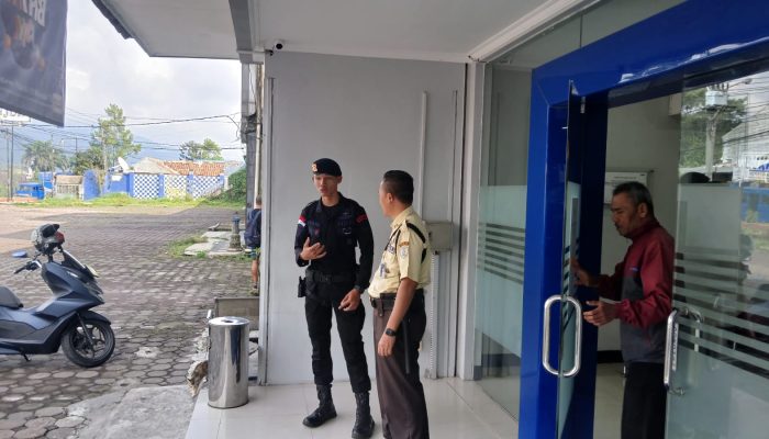 Anggota Brimob Jabar Sambangi Bank BRI Gadog di Cipanas Kab Cianjur 