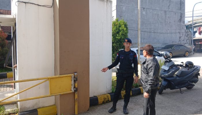 Anggota Brimob Jabar Sambangi Perumahan Pramata Indah Gadog Cianjur di Cipanas Kab Cianjur 