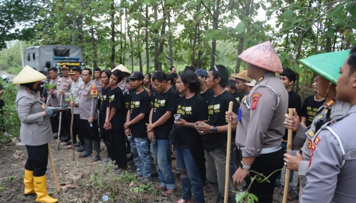 Polisi Laksanakan Program Ketahanan Pangan Penanaman Bibit Jagung di Karangwareng