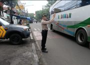 Personil Samapta Polsek Ujungberung Lakukan Giat Pengaturan Arus Lalulintas siang Hari