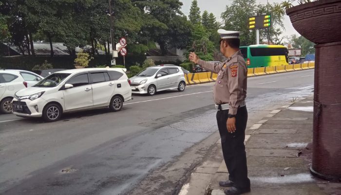 Cegah Kemacetan Pagi Hari ,Personel lantas Polsek Bandung Kidul Laksanakan Pengaturan lalu lintas di Trafilight Soekarno Hatta