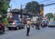 Jajaran Unit Lalulintas Polsek Sukasari Lakukan Giat Pengaturan Arus Lalulintas Siang Hari