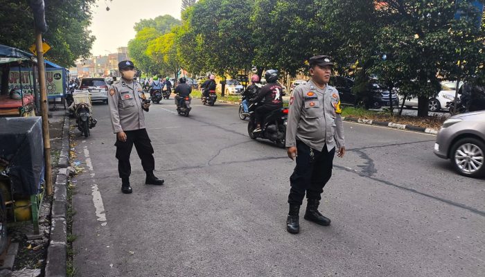 Bhabinkamtibmas Polsek Bandung Kidul melaksanakan pengaturan lalu lintas di Depan Sekolah SMPN 34