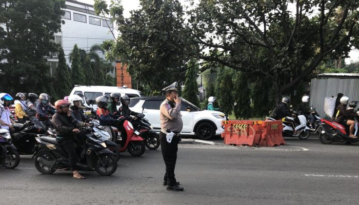 Antisipasi macet siang hari, jajaran Polsek Rancasari melakukan pengaturan arus lalin