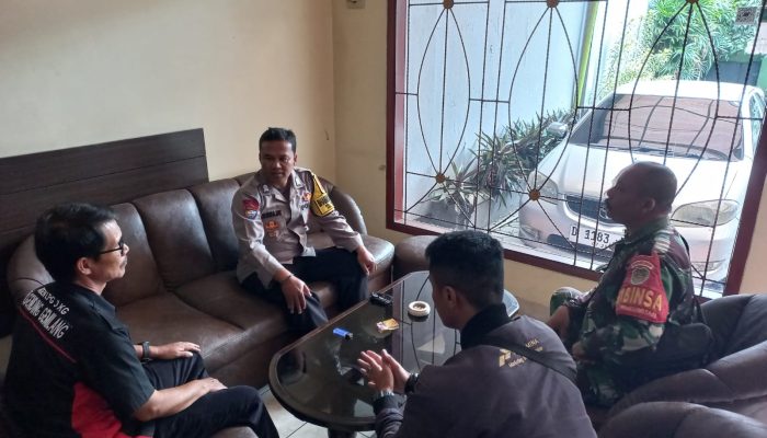 Sinergitas TNI-POLRI Binluh warga di wilayah Kel. Pakemita Kec. Cinambo kota Bandung