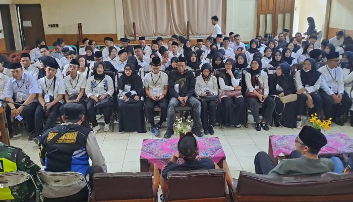 Bhabinkamtibmas Kelurahan Sukawarna Polsek Sukajadi dan Babinsa Hadiri Pelantikan KPPS